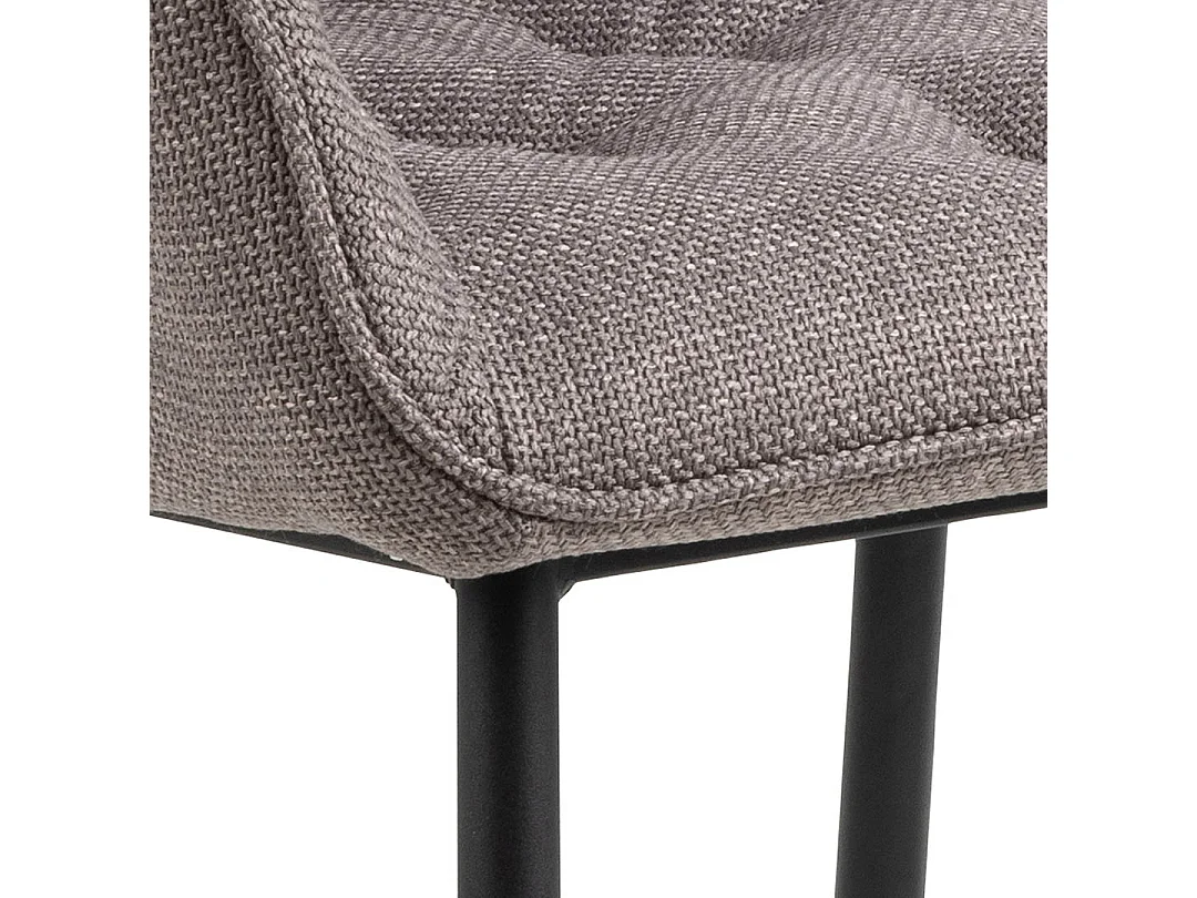 Silla de comedor Brooke con reposabrazos marrón.