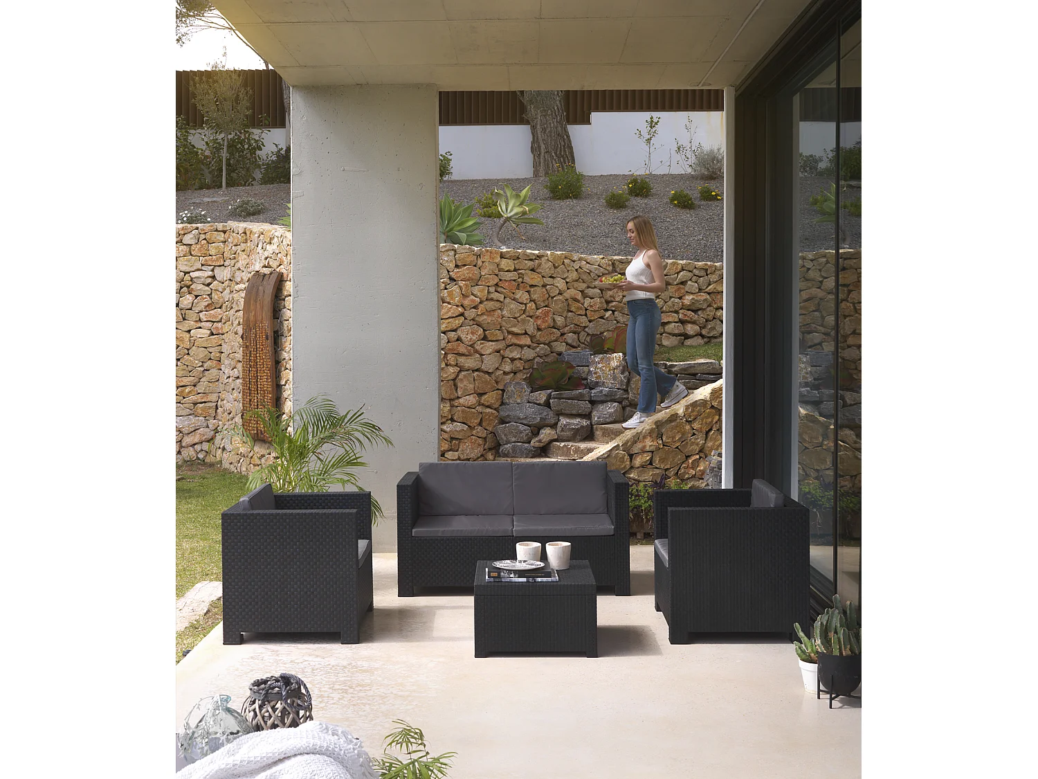 Salon de Jardin 4 Places en résine anthracite (1 table basse + 1 canapé 2 places + 2 fauteuils)