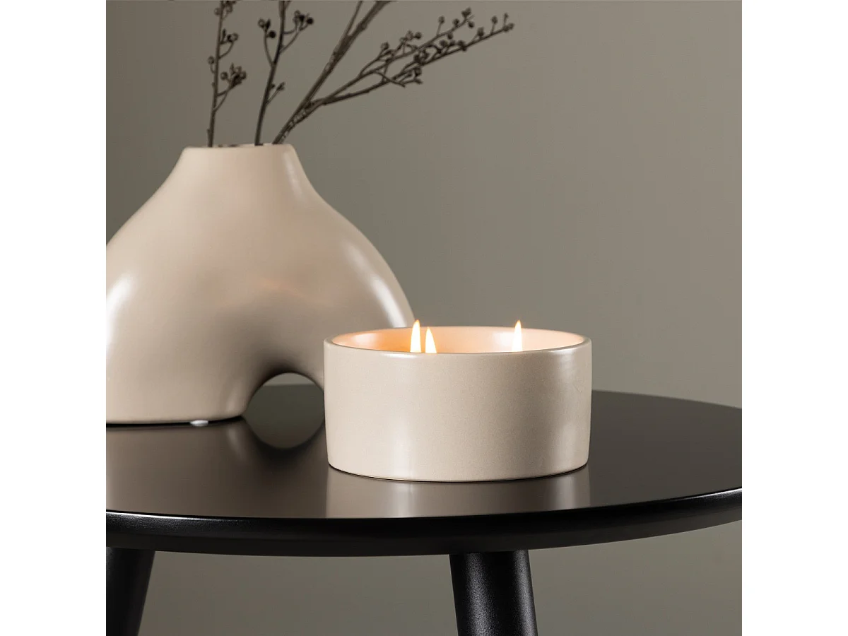 Portacandele Douglas con candela profumata beige.