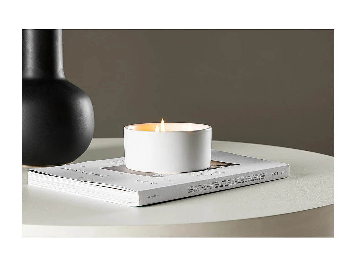 Portacandele Douglas con candela profumata bianca.