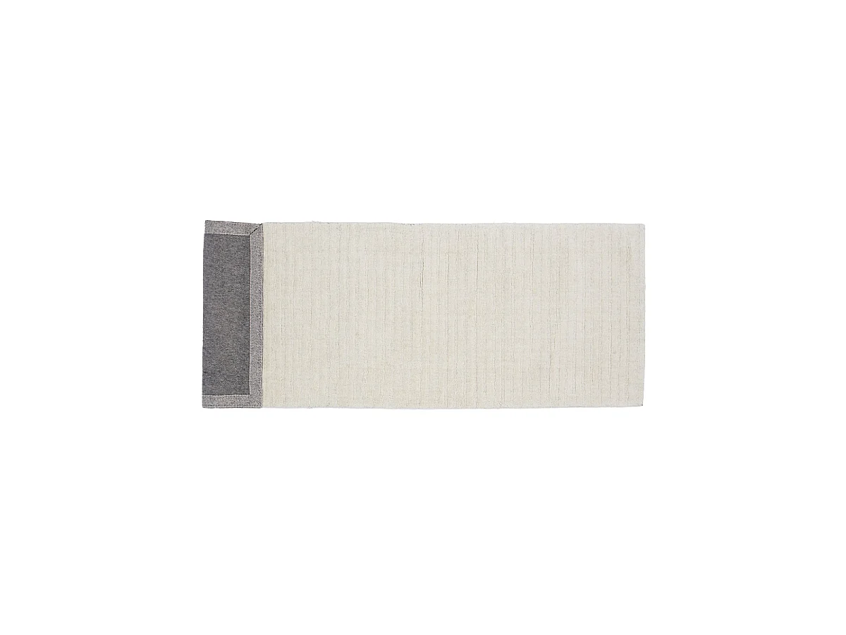 Milton è bianco, misura 200x72cm.