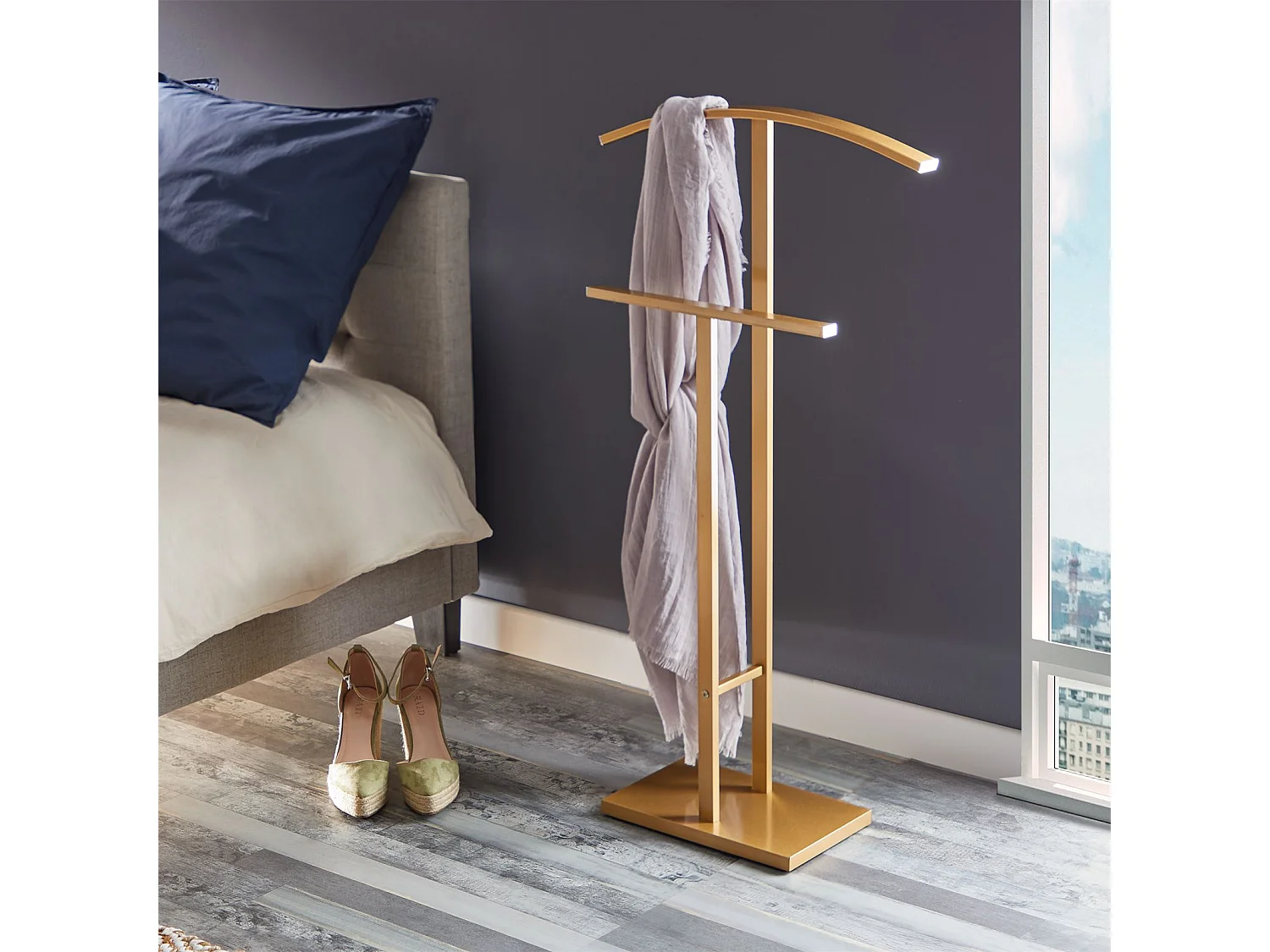 Valet de chambre SCOTT chevalet de nuit avec cintre et portant pour vêtements, socle rectangulaire et tubes en métal laqué or