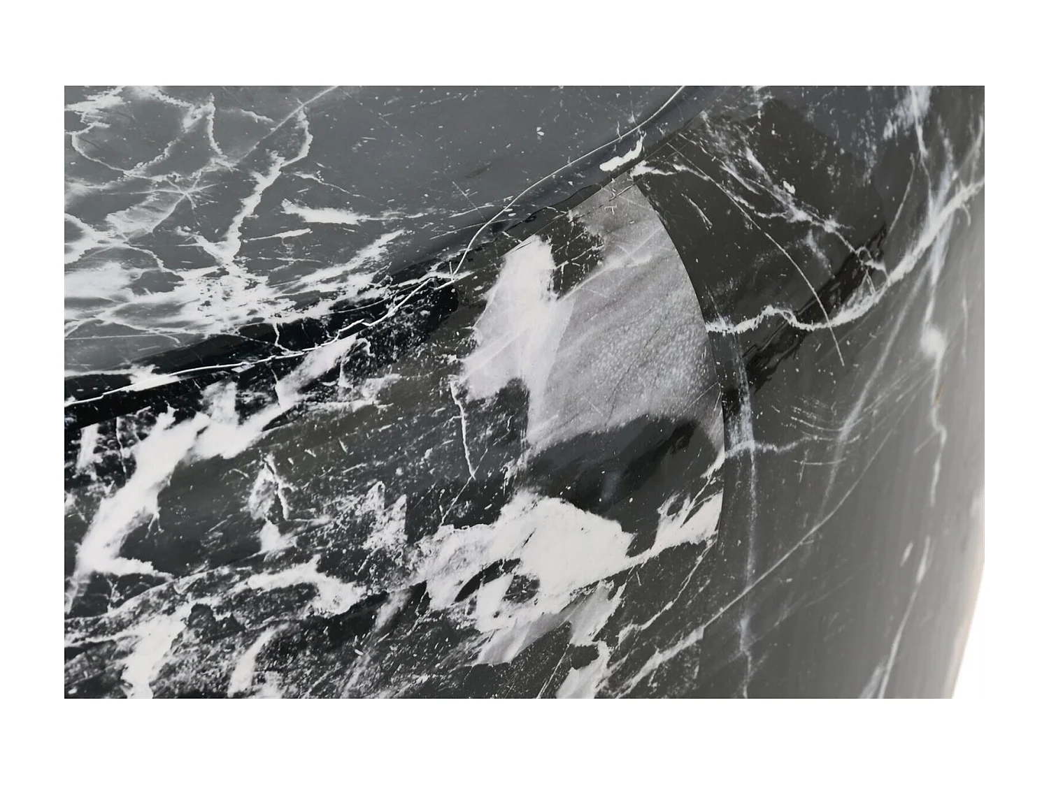 Table basse marbre noir éclat doré pour salon chic