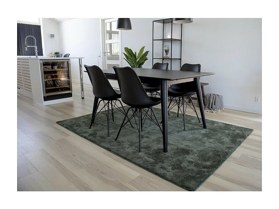 Silla de comedor de cuero negro con pies negros