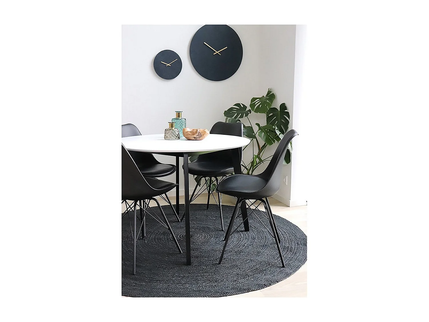 Silla de comedor de cuero negro con pies negros