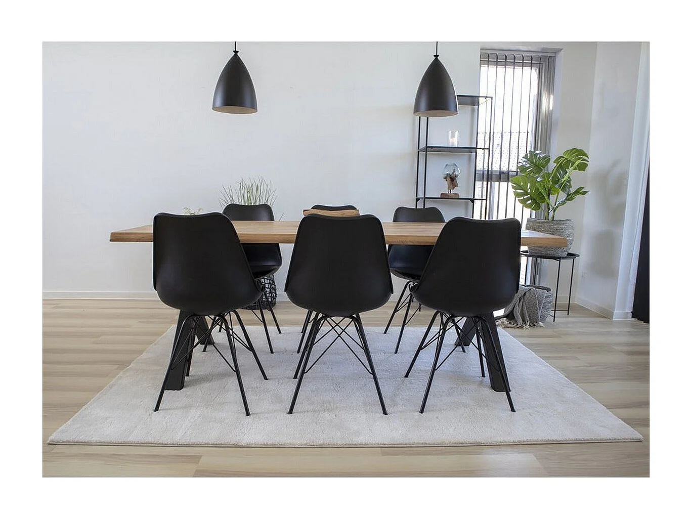 Silla de comedor de cuero negro con pies negros