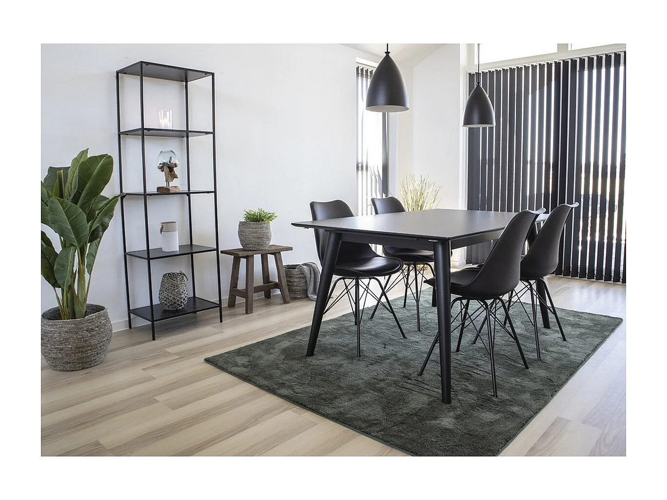 Silla de comedor de cuero negro con pies negros