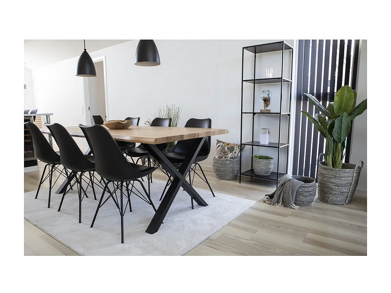 Silla de comedor de cuero negro con pies negros