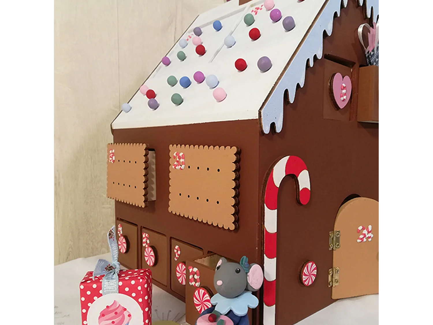 Holzadventskalender Lebkuchenhaus 33 x 26 x 23 cm