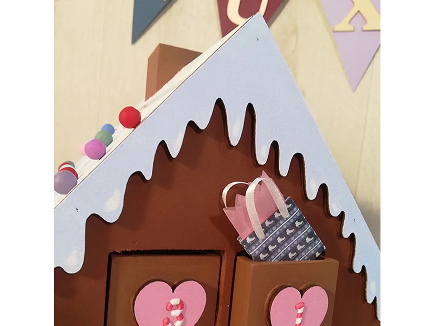 Holzadventskalender Lebkuchenhaus 33 x 26 x 23 cm