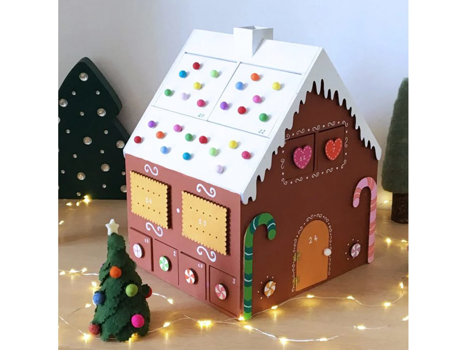 Calendrier de l'Avent bois maison en pain d'épices 33 x 26 x 23 cm