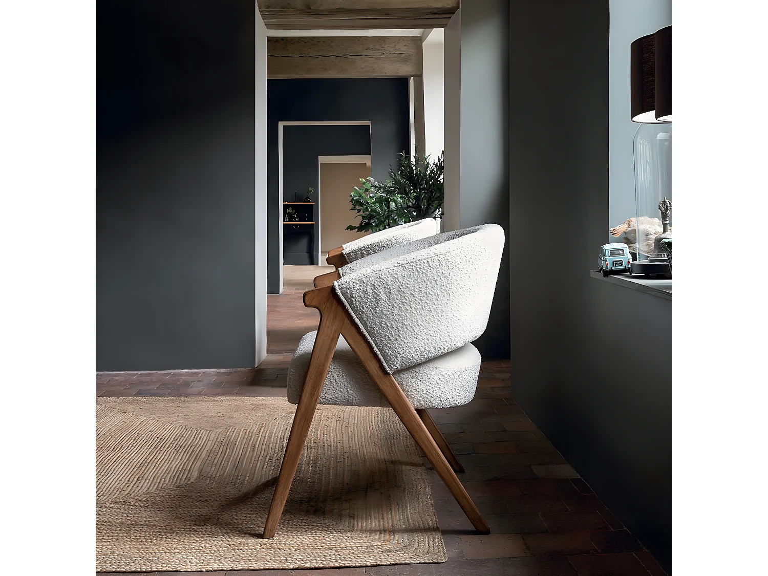 Fauteuil avec accoudoirs en bois, Polyester coloris blanc, marron -  L.  65,5 x P. 70 x H. 82,5  cm