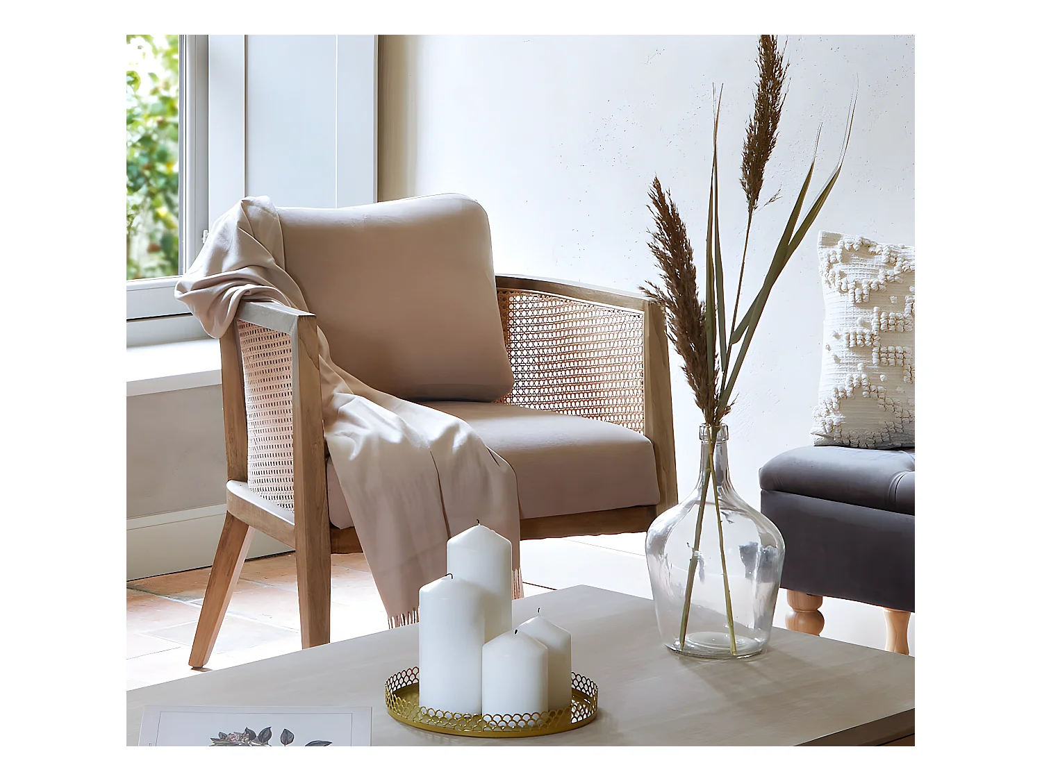 Fauteuil en peuplier et rotin coloris taupe - Longueur 62 x Profondeur 69 x Hauteur 78 cm