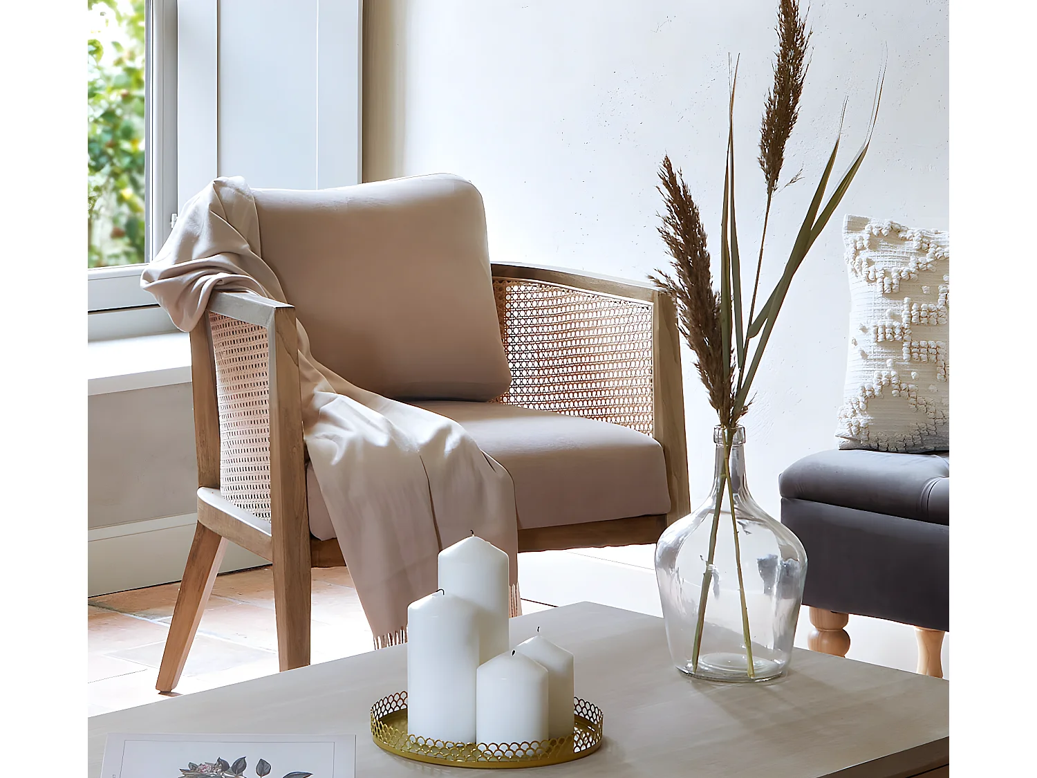 Fauteuil en peuplier et rotin coloris taupe - Longueur 62 x Profondeur 69 x Hauteur 78 cm