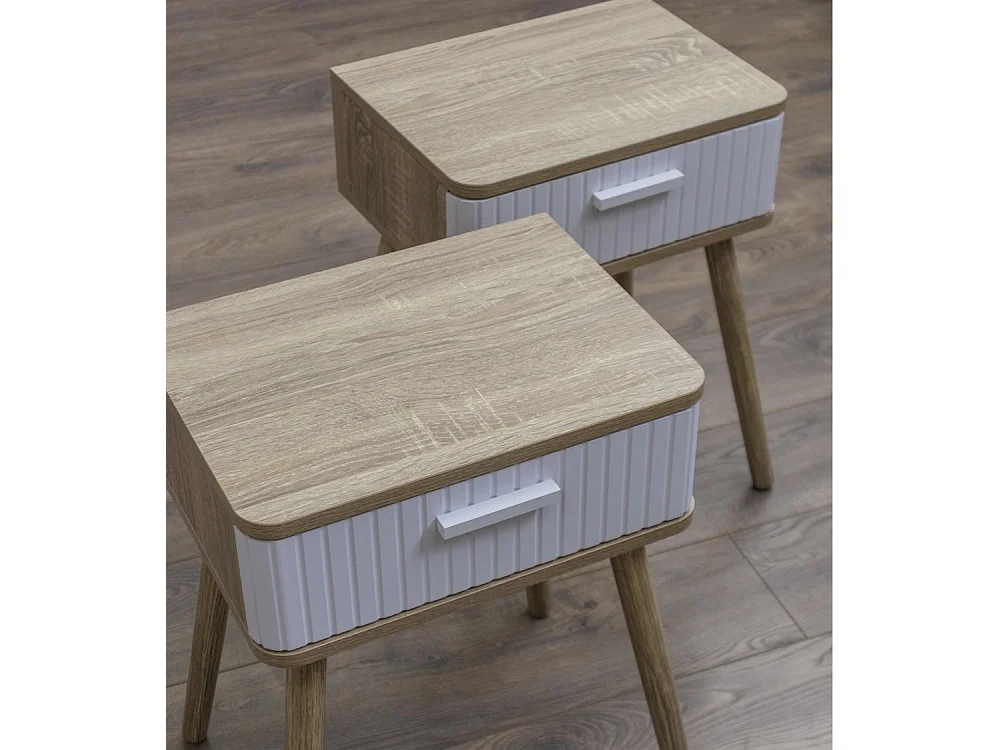 Mesita de noche de 52x40x30 cm de aglomerado y patas de madera en color beige Talía