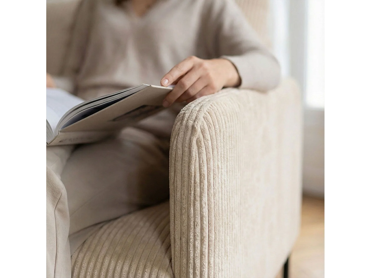 3-Sitzer-Sofa aus beige Cord-Velours Manuelo, modern und komfortabel