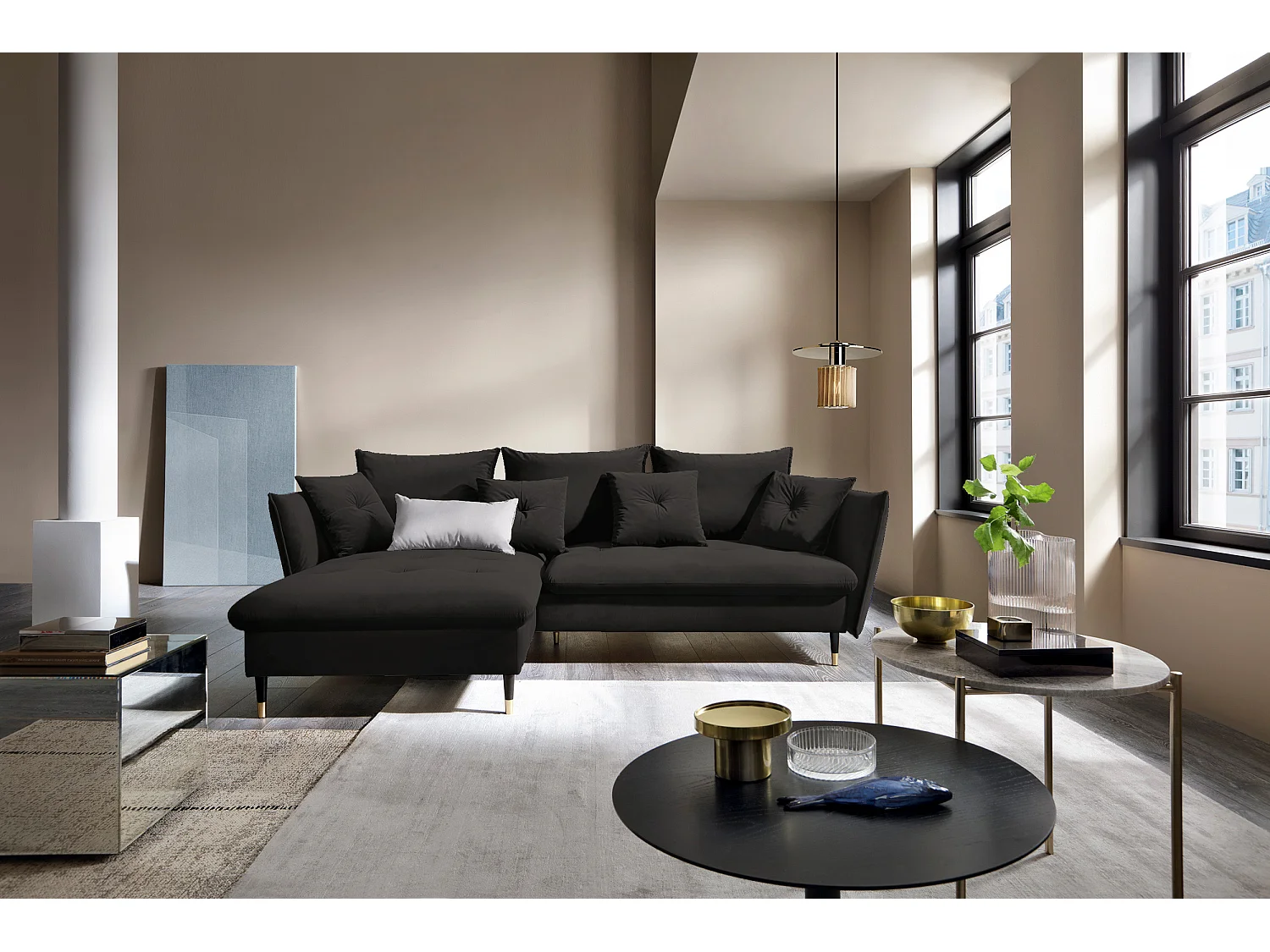 Canapé d'angle GLAM convertible, ottomane & pieds dorés – canapé en velours style glamour avec coussins déco, 258x167x91 cm, côté gauche NOIR