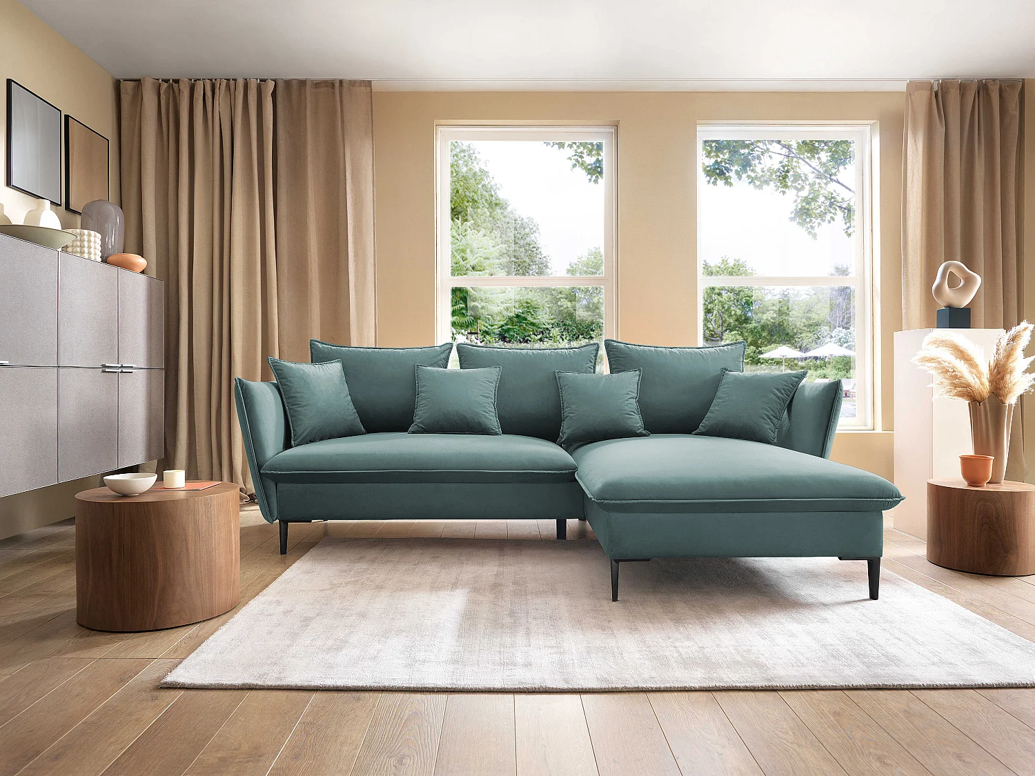 Ecksofa GLOSS mit Schlaffunktion, Ottomane & goldenen Füßen – Samtsofa im GLOSSour-Stil mit Zierkissen, 258x167x91cm, Rechte Seite BLAU