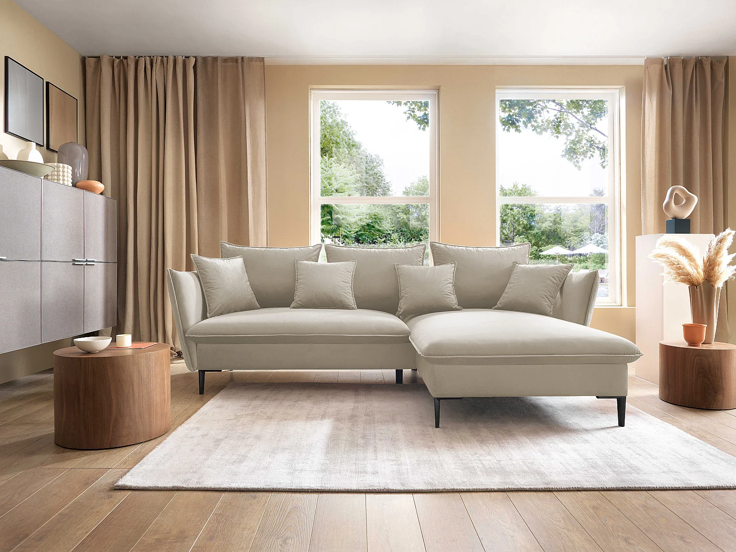 Ecksofa GLOSS mit Schlaffunktion, Ottomane & goldenen Füßen – Samtsofa im GLOSSour-Stil mit Zierkissen, 258x167x91cm, Rechte Seite PLATINUM