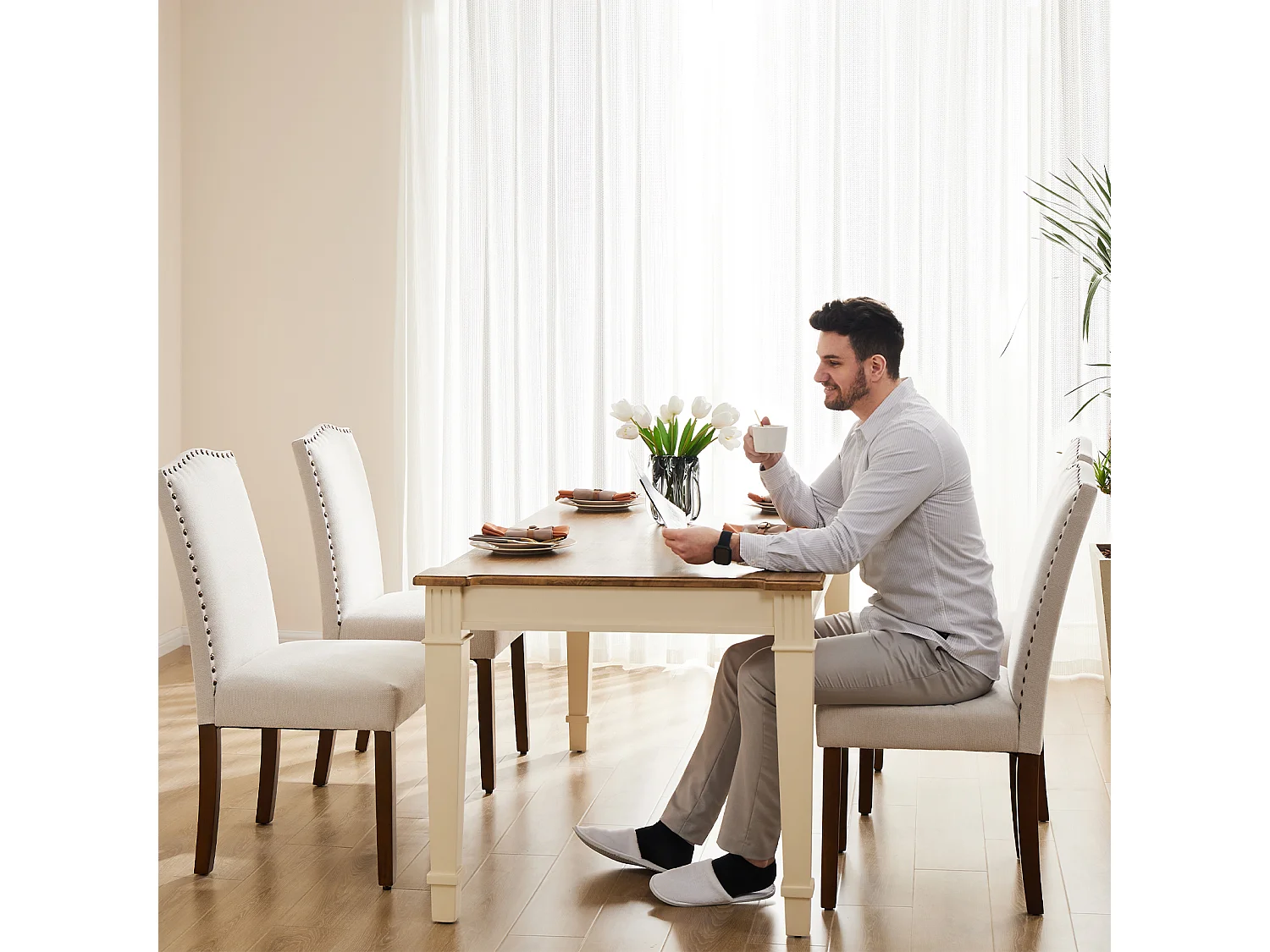 Eetkamerstoelen met bekleding, spijkerkop en houten poten, armloos, stof, beige