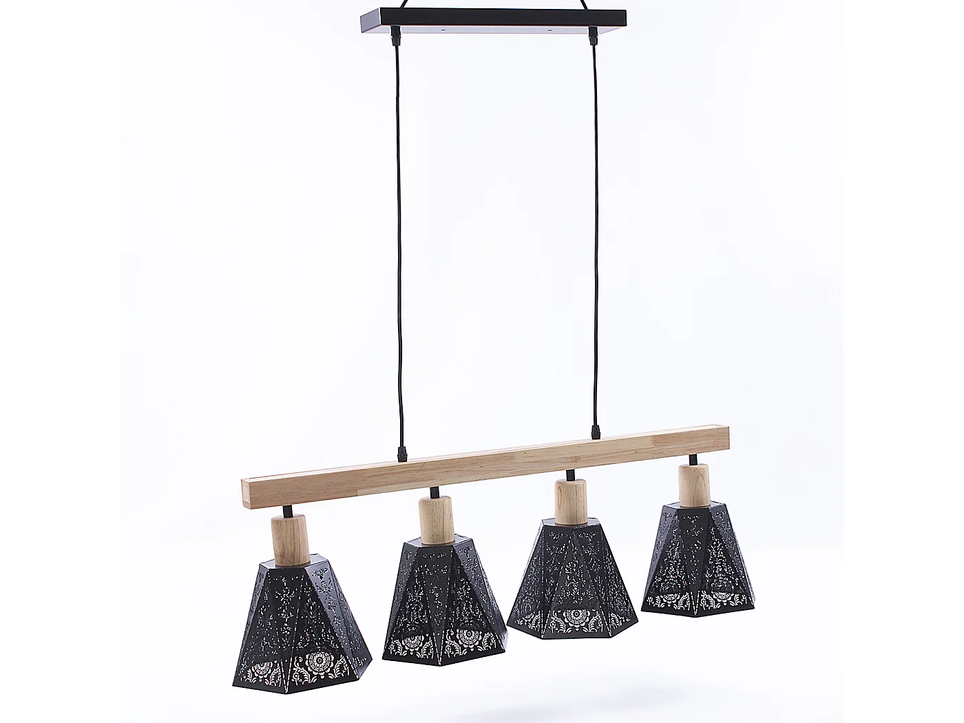 Lampadario in legno e metallo nero con 4 paralumi