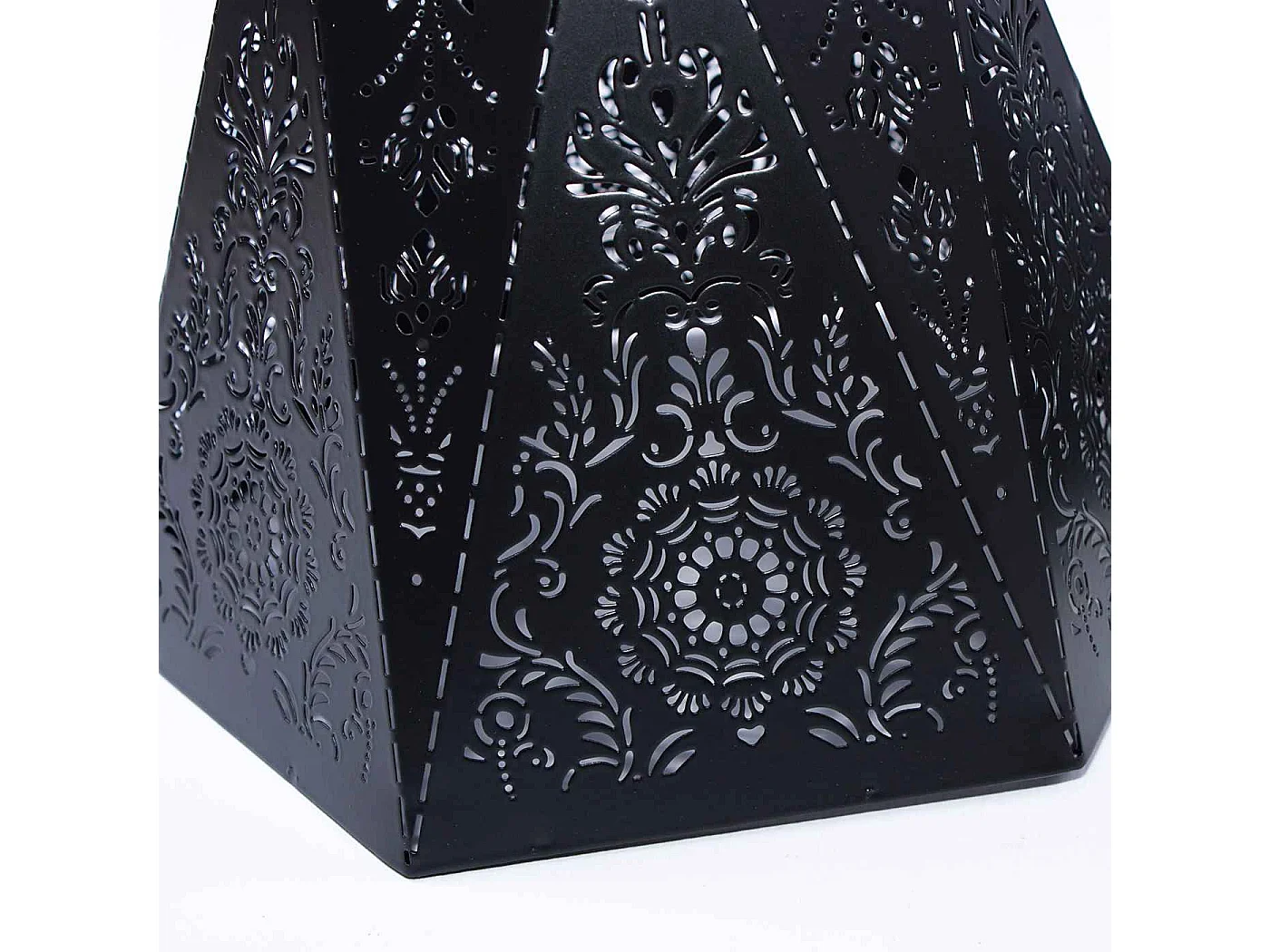 Lampadario in legno e metallo nero con 4 paralumi