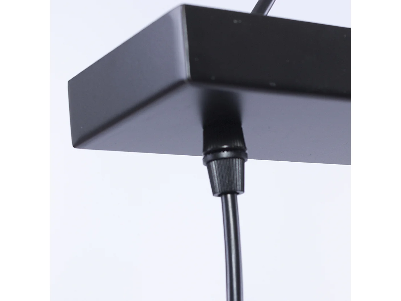 Lampadario in legno e metallo nero con 4 paralumi