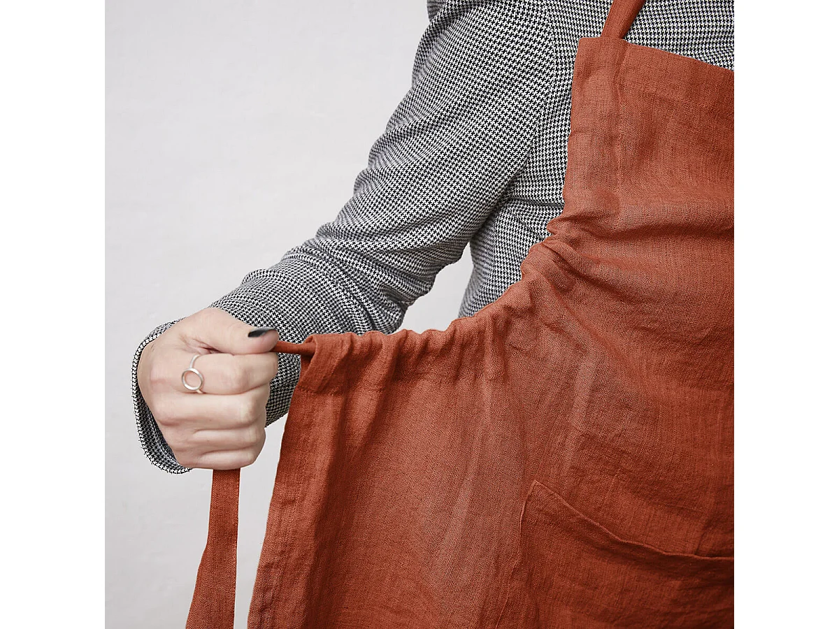 MARGAUX - Tablier Ajustable avec Poche 70x85cm Lin Lavé Coloris Paprika