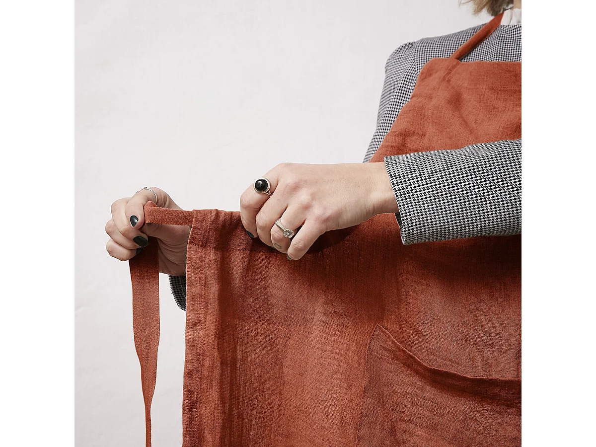 MARGAUX - Tablier Ajustable avec Poche 70x85cm Lin Lavé Coloris Paprika