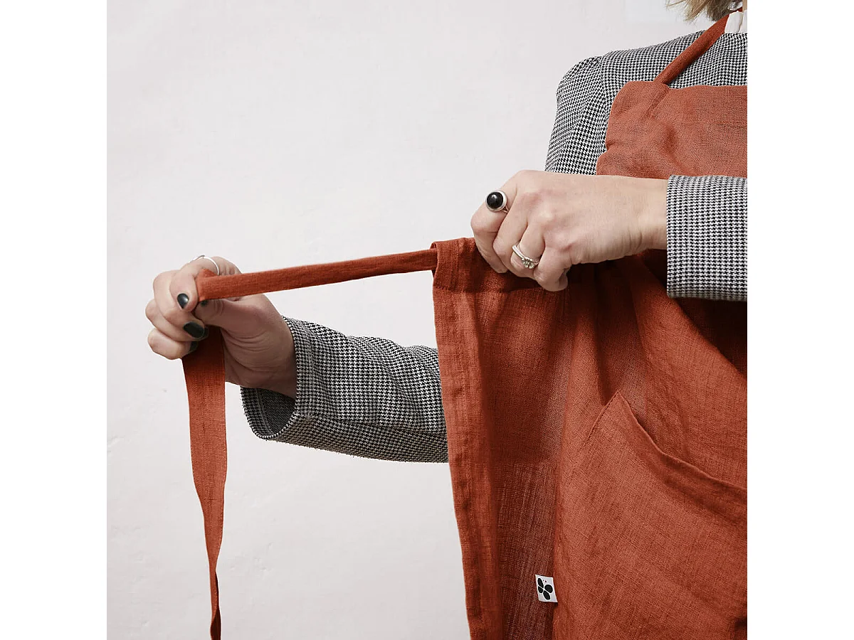 MARGAUX - Tablier Ajustable avec Poche 70x85cm Lin Lavé Coloris Paprika