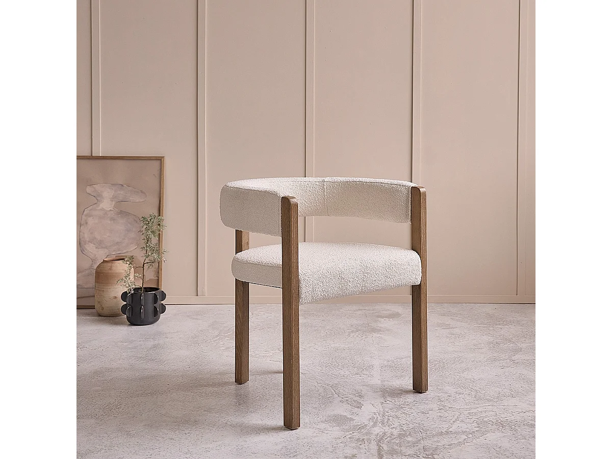 Chaise arrondie en chêne massif et tissu bouclette