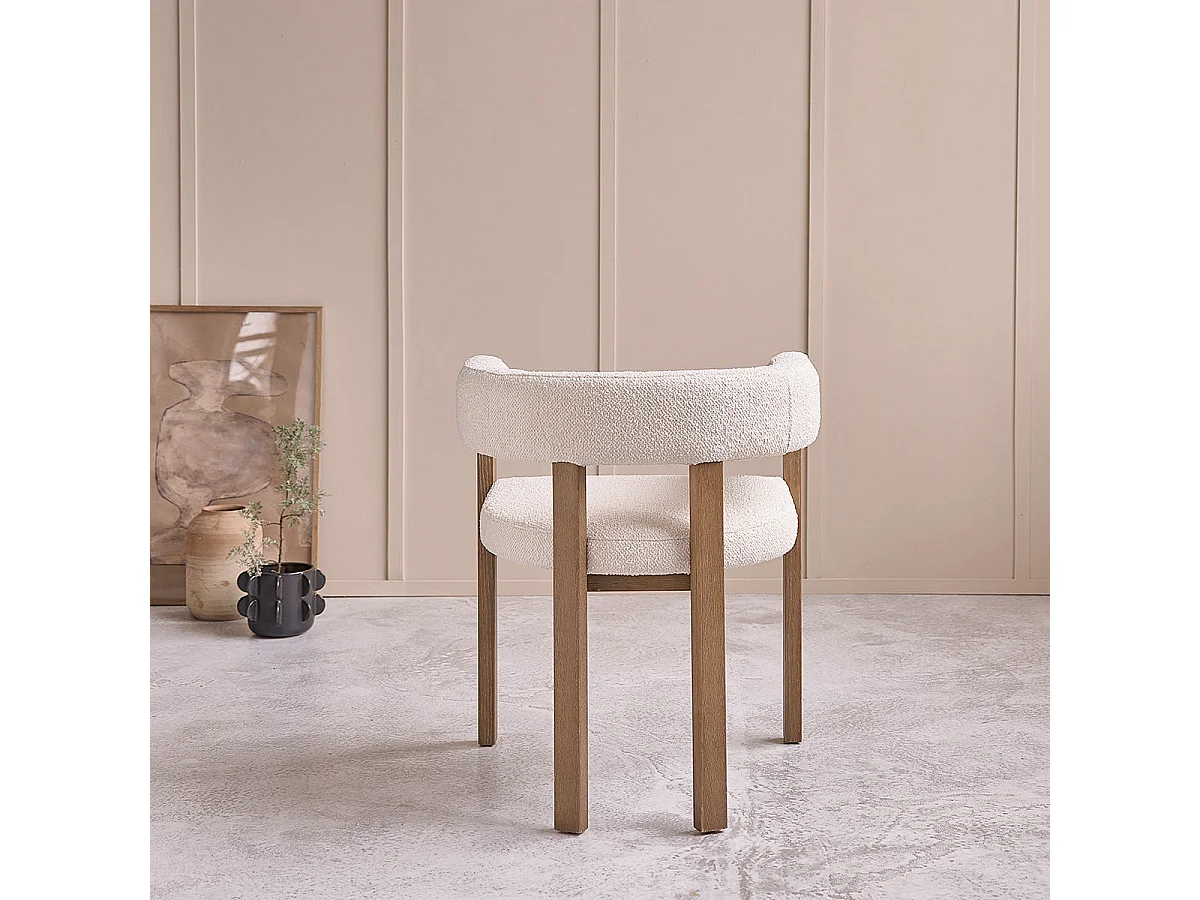 Chaise arrondie en chêne massif et tissu bouclette