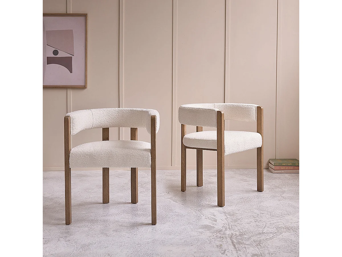 Chaise arrondie en chêne massif et tissu bouclette