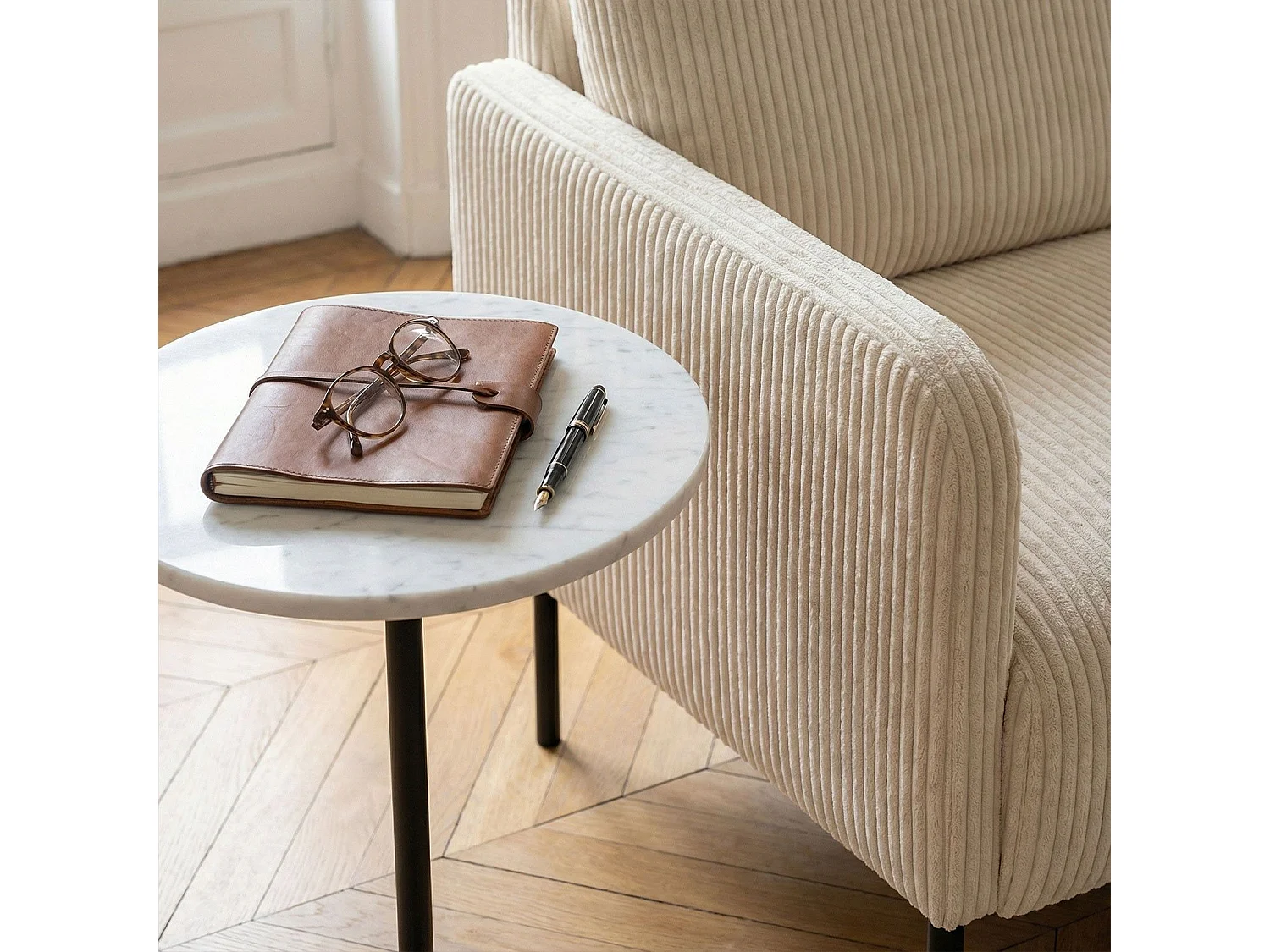 Moderne 2-Sitzer-Sofa Manuelo aus Ripp-Velours in Beige