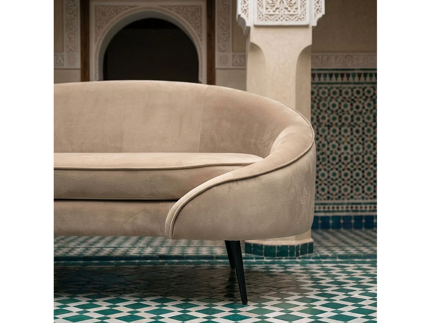 3-Sitzer Sofa Brendan Velours Taupe Stil Chic Modern Bequem