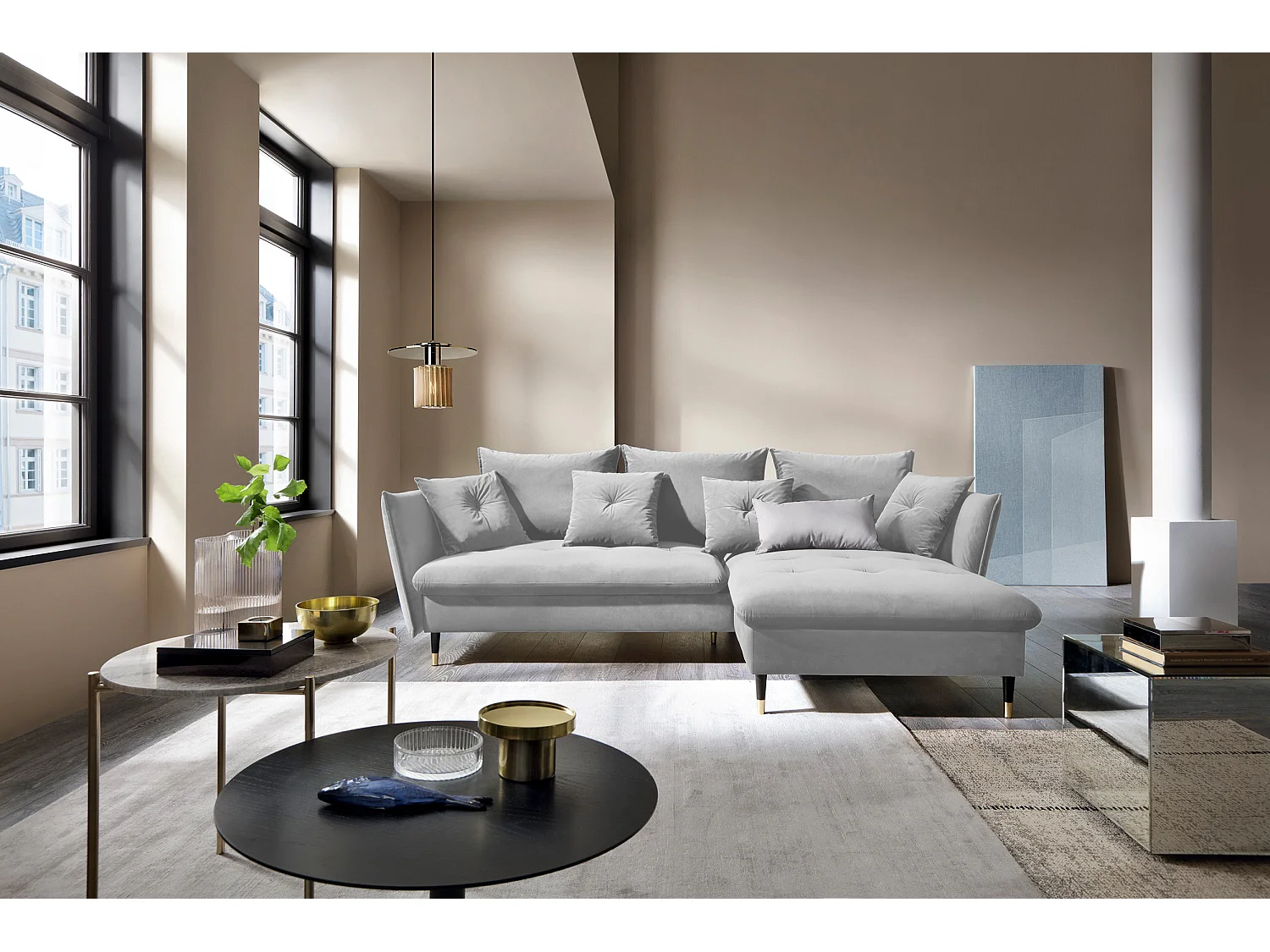 Ecksofa GLAM mit Schlaffunktion, Ottomane & goldenen Füßen – Samtsofa im Glamour-Stil mit Zierkissen, 258x167x91cm, Rechte Seite HELL GRAU