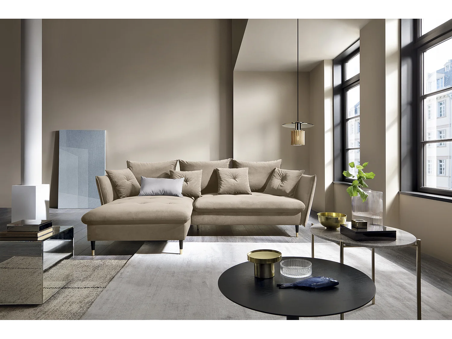 Narożnik GLAM z funkcją spania, otomana, złote nogi, welur, styl glamour, poduszki, 258x167x91cm, lewa strona beżowy