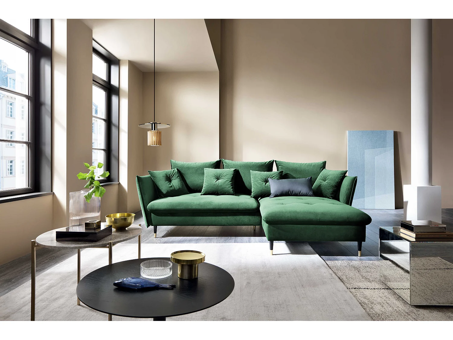 Canapé d'angle GLAM convertible, ottomane & pieds dorés – canapé en velours style glamour avec coussins déco, 258x167x91 cm, côté droit VERT