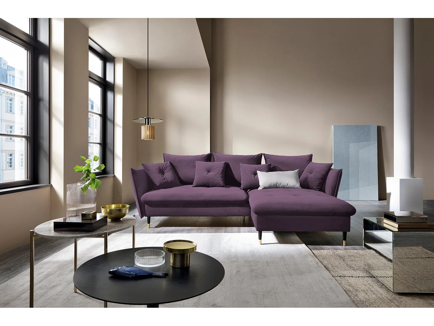 Ecksofa GLAM mit Schlaffunktion, Ottomane & goldenen Füßen – Samtsofa im Glamour-Stil mit Zierkissen, 258x167x91cm, Rechte Seite LILA