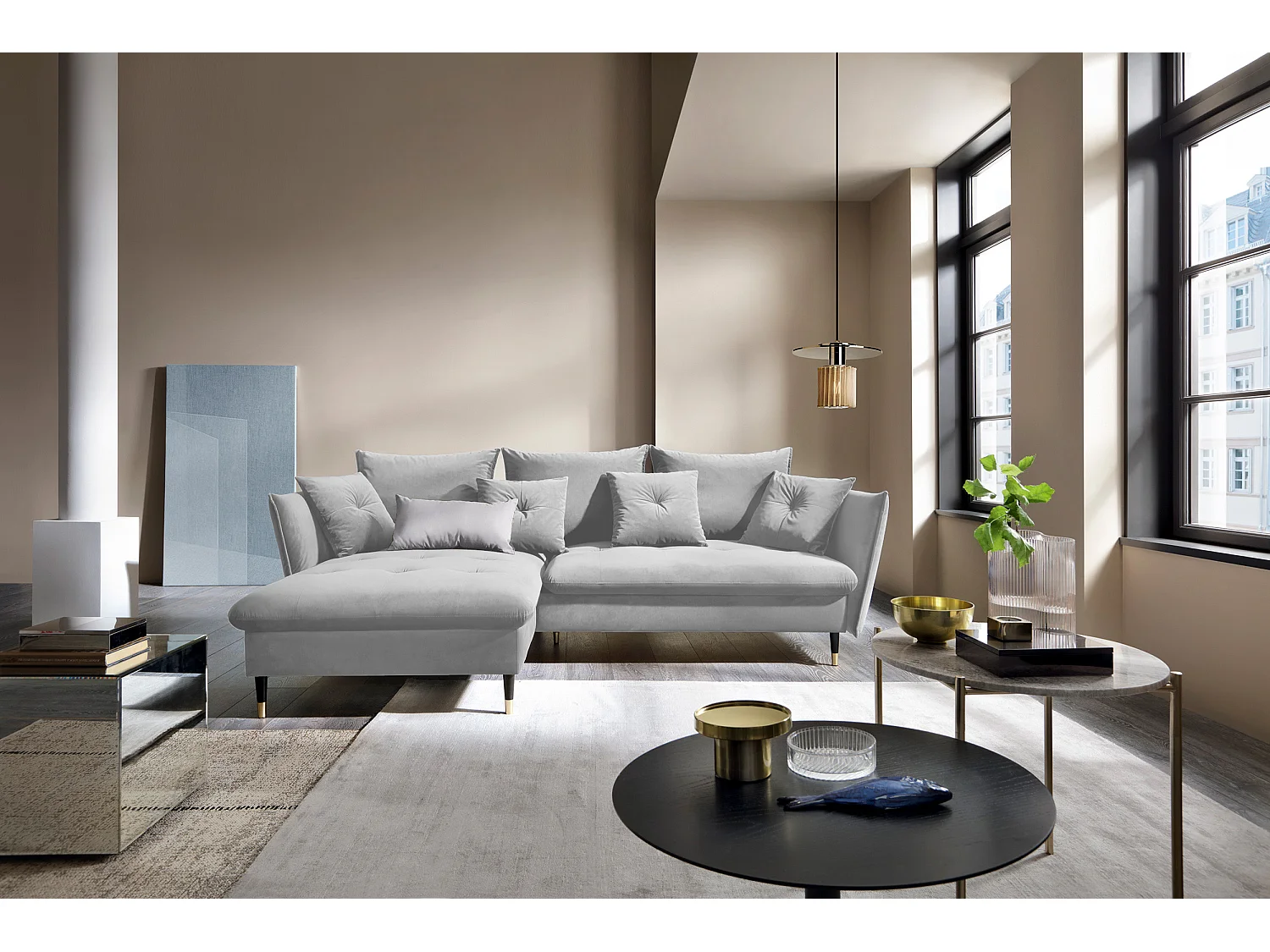 Ecksofa GLAM mit Schlaffunktion, Ottomane & goldenen Füßen – Samtsofa im Glamour-Stil mit Zierkissen, 258x167x91cm, Linke Seite HELL GRAU