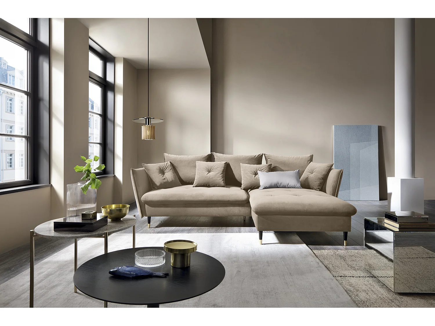 Narożnik GLAM z funkcją spania, otomana, złote nogi, welur, styl glamour, poduszki, 258x167x91cm, prawa strona beżowy