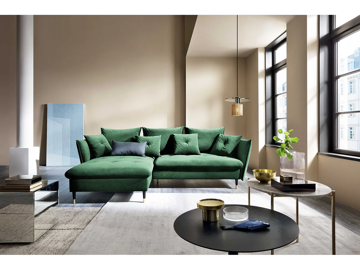 Ecksofa GLAM mit Schlaffunktion, Ottomane & goldenen Füßen – Samtsofa im Glamour-Stil mit Zierkissen, 258x167x91cm, Linke Seite GRÜN