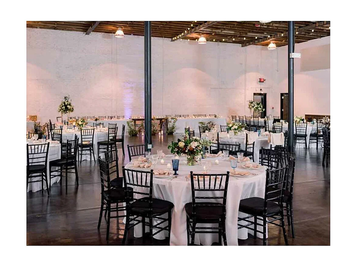 Chaise Chiavari en polypropylène noir brillant, modèle renforcé de plastique