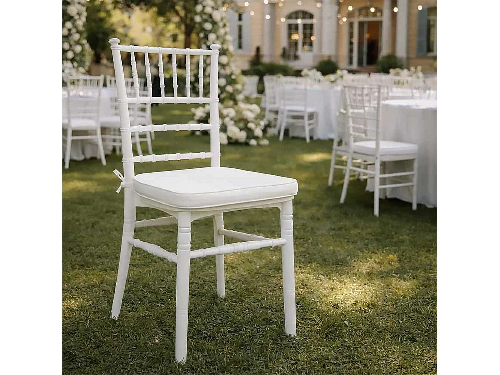 Chaise Chiavari blanche modèle renforcé avec coussin antidérapant innovant