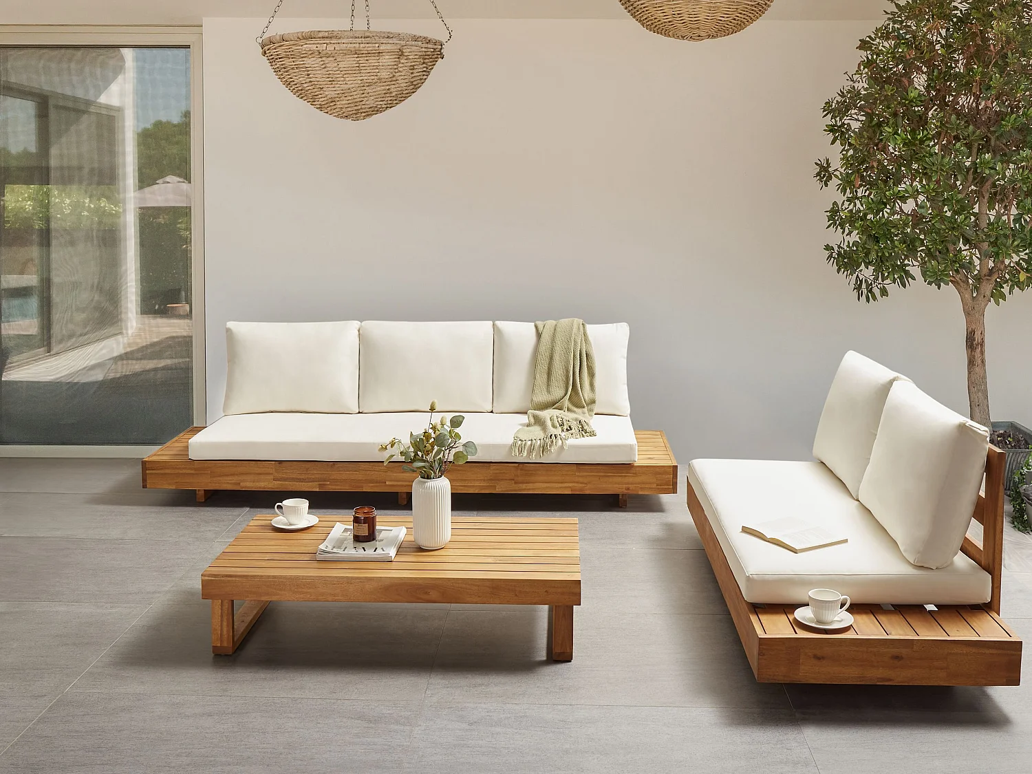 Lounge Set Akazienholz hellbraun 5-Sitzer Auflagen weiß mit Couchtisch Modern Marettimo