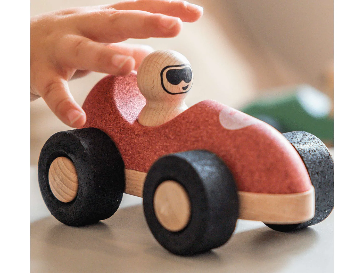 Coche de carreras de corcho rojo