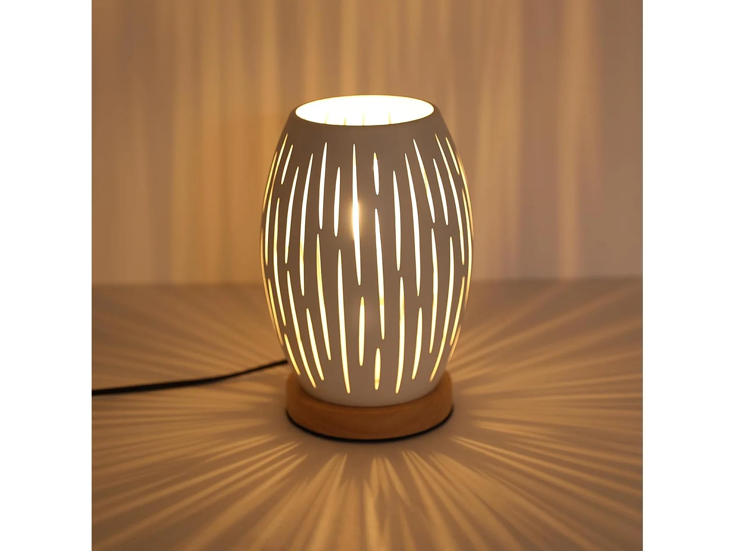 Lampe de Chevet E27, Lampe de Table avec Socle en Bois et Abat-jour en Métal Creux, Lampe de Bureau Décorative pour Chambre Bar Chambre d'enfant Restaurant, Blanc