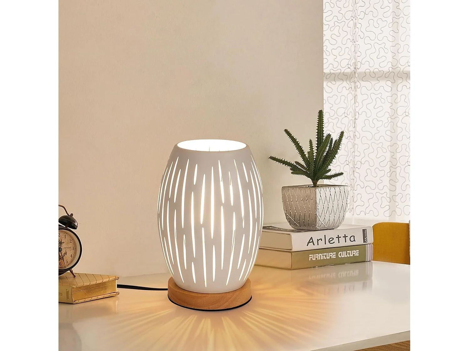 Lampe de Chevet E27, Lampe de Table avec Socle en Bois et Abat-jour en Métal Creux, Lampe de Bureau Décorative pour Chambre Bar Chambre d'enfant Restaurant, Blanc