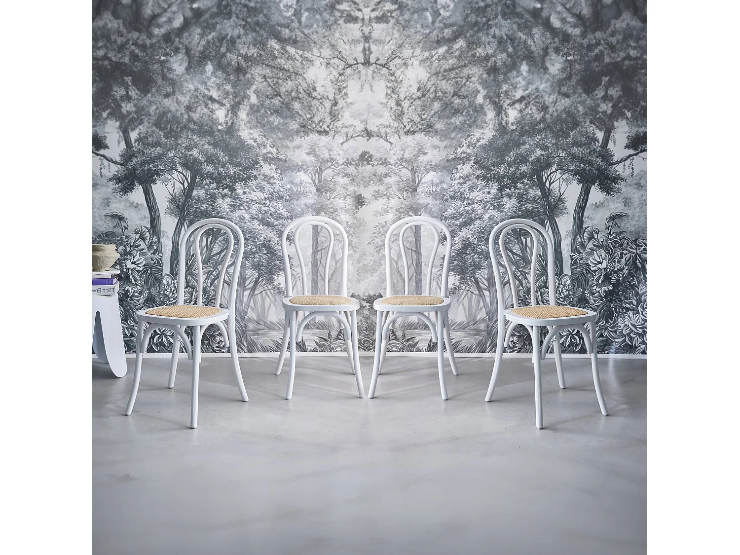 Lot de 4 chaises vintage en bois avec assise en rotin et dossier arrondi. coloris blanc. L 48 x P 49.5 x H 90cm