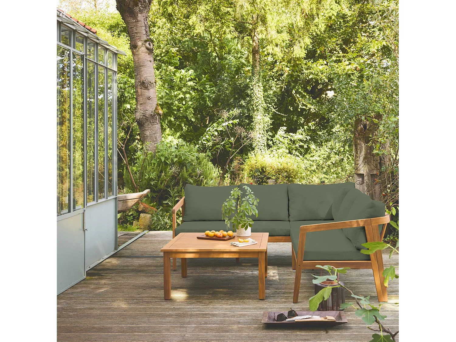 Salon de jardin d'angle kaki en acacia 5 places LOBERIA CORNER. table carrée